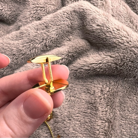 VINTAGE Gold Round Cuff Links and Tie Clip Set with engraved floral pattern - Picture 6 of 7